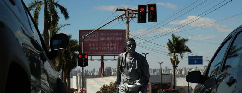 Homem do futuro prateado de Goiânia já foi figurante da Globo e comprou casa com gorjetas