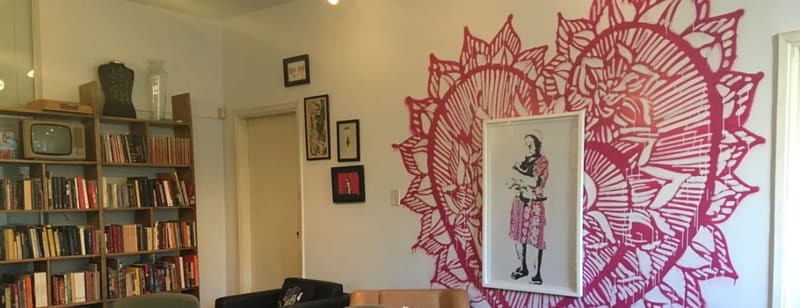 Uma casa um pouco sua no Setor Sul, Evoé tem livros, café, bar e um belo quintal