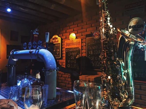 Pub em Goiânia oferece diariamente dobradinha de chopes artesanais até 0h