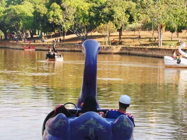 Pedalinho do Parque Lago das Rosas é uma das sugestões desta brincadeira feita a pedido de nossos leitores, por meio do Twitter | Foto:  Carlos Freitas