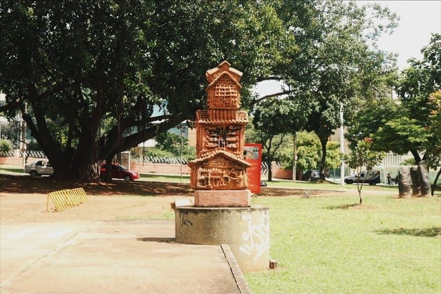 Uma das obras de arte com compõem a exposição da Praça Universitária | Foto: Carla Falcão