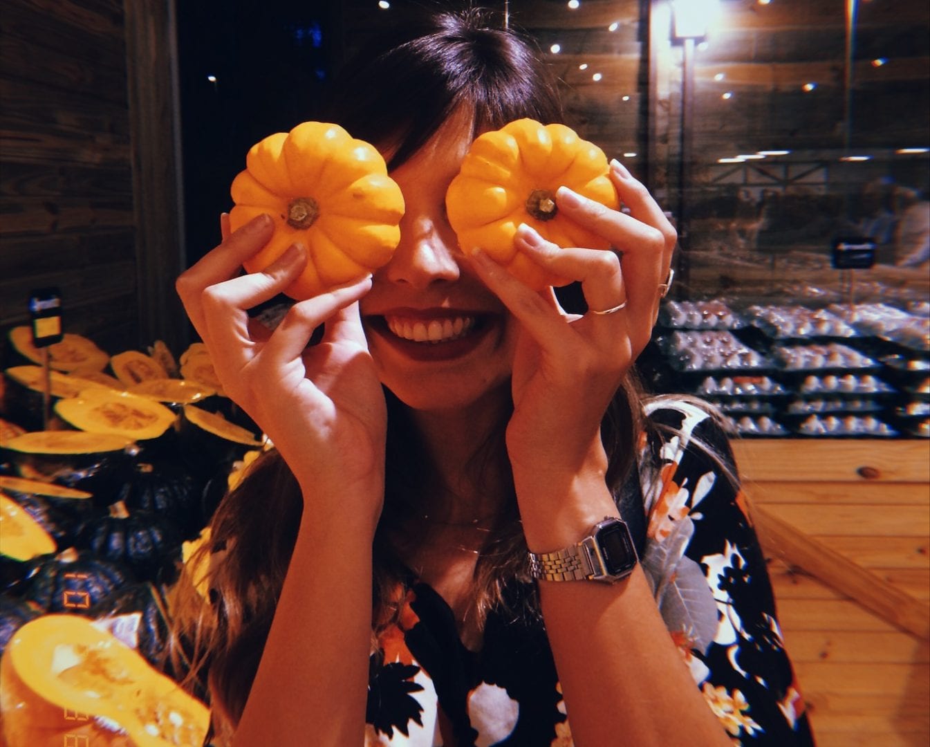 Já prepare as abóboras que vai ter Halloween em Goiânia sim! Paula Falcão se diverte com mini-abóboras em supermercado | Foto: Carla Falcão