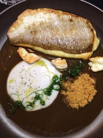 Peixe com fumet de acerolas e pimentas, camarão, coco fresco e farofa de baguete | Foto: Paula Falcão