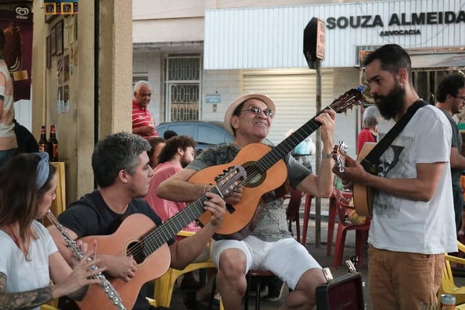 Músicos tocam chorinho durante Samba do Mais Um, na Mercearia Serve Sul. no Setor Sul, em Goiânia | Foto: Carla Falcão