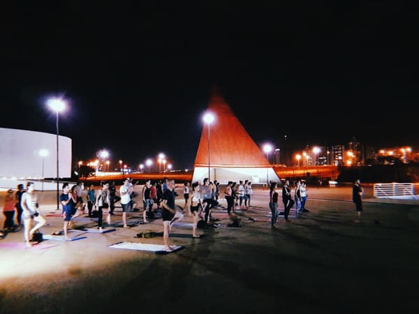 Projeto Yoga na Rua acontece todas as quintas-feiras, às 19h, no Centro Cultural Oscar Niemeyer | Foto: Carlos Freitas