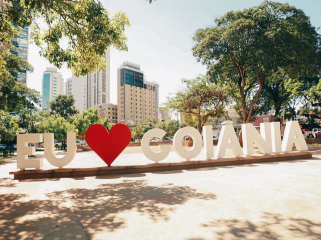 Monumento Eu Amo Goiânia, na Praça do Sol, no setor Oeste