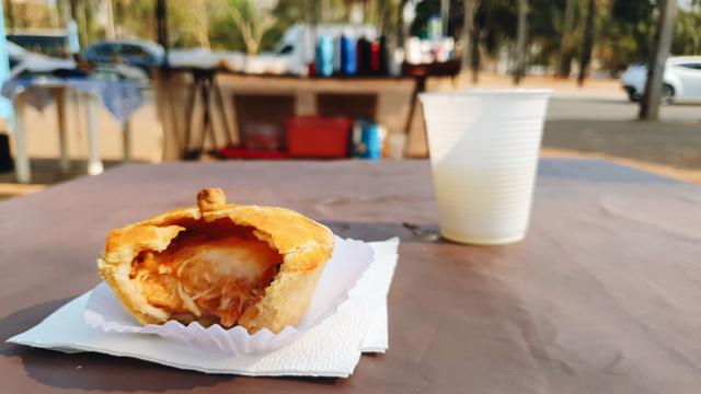 Empada da barraquinha Gatos de Rua Café, na Praça Tamandaré