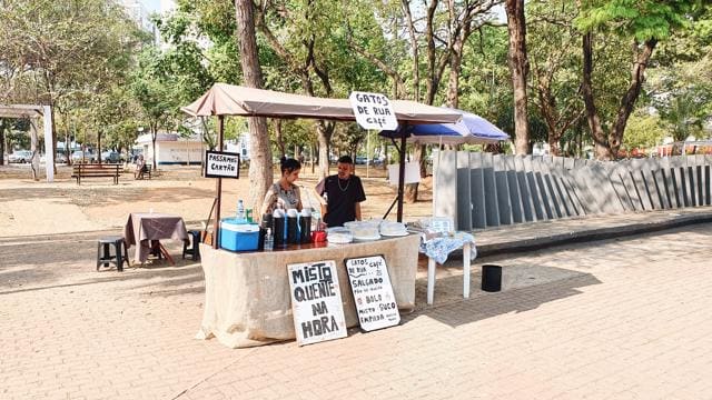 Irmãos e mãe montaram barraquinha Gatos de Rua Café, na Praça Tamandaré, no Setor Oeste | Foto:  Carlos Freitas