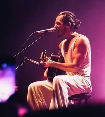Tiago apresentará, pela primeira vez ao vivo, as músicas de seu mais recente disco, Reconstrução | Foto: Esterline Goes