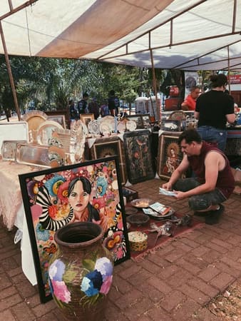Feira de Antiguidades da Praça Tamandaré, em Goiânia, ocorre sempre no segundo domingo do mês | Foto: Paula Falcão