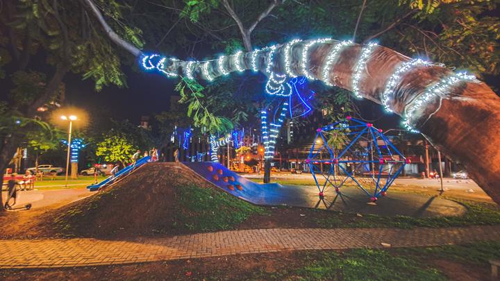 Praça Estado da Palestina, no Setor Oeste tem árvores iluminadas para o Natal