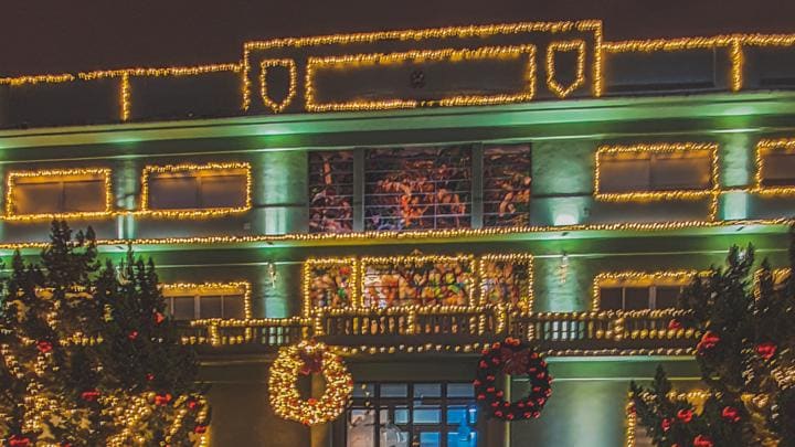 Palácio das Esmeraldas, na Praça Cívica, tem iluminação de Natal, que exalta características da art déco | Foto:  Carlos Freitas