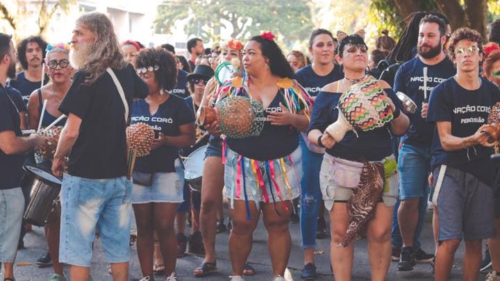 Bloco Coró de Pau acontece na terça-feira de carnaval, no Mercado da 74. Aqui, apresentação durante o Carnaval dos Amigos 2020 | Foto: Carla Falcão