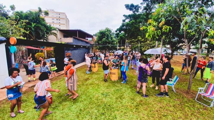 Área externa do Coletivo Centopeia, que recebe neste domingo um The Flash Tattoo Day, apenas com tatuadoras | Foto: Carlos Freitas