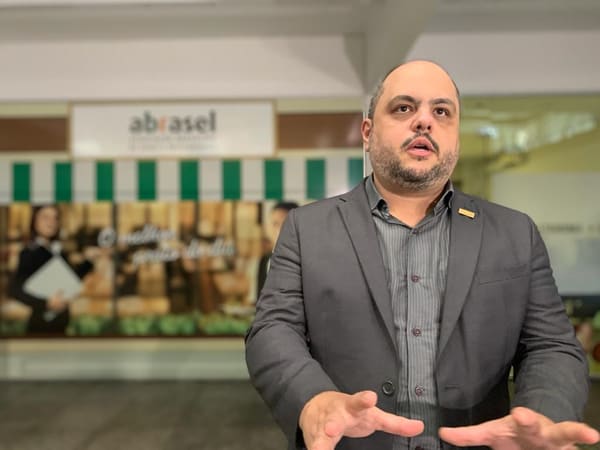 O presidente da Abrasel Goiás, Fernando Jorge, concedeu entrevista à Rádio Sagres 730, no quadro do do Aproveite a cidade, que acontece todas as sextas, às 9h40 | Foto: Nathália Freitas