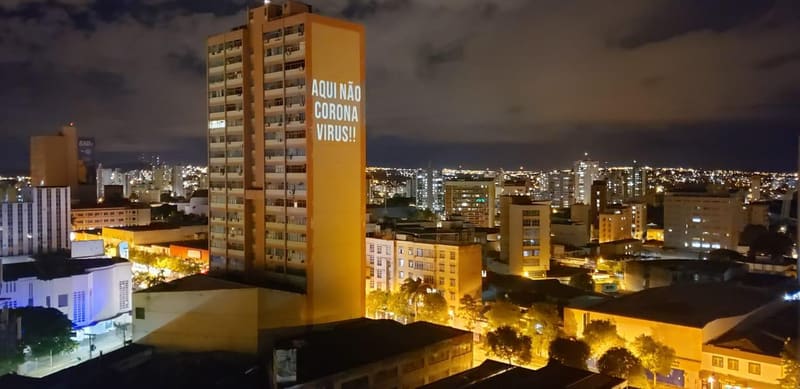 Uma das projeções do Projeto Abraço à Distância, no Centro de Goiânia | Foto: Coletivo Abraço à Distância