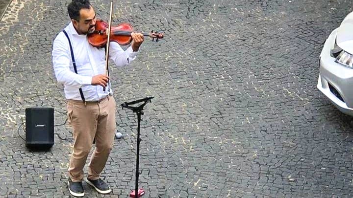 Violinista apresenta show solo na rua e em condomínios da capital, onde recebe contribuições voluntárias dos moradores | Foto: Divulgação