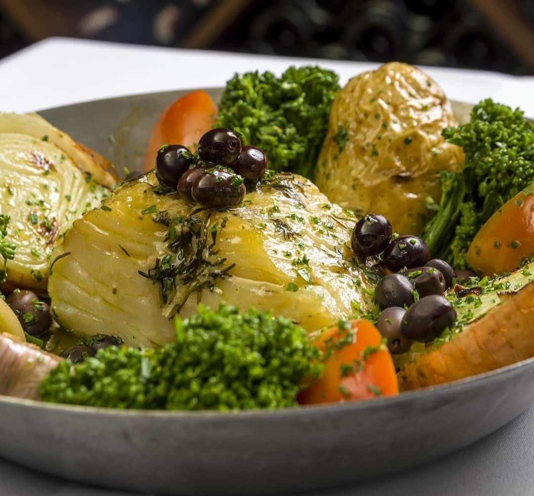 Bacalhau Pil Pil, um dos pratos tradicionais do local Bartolomeu Restaurante