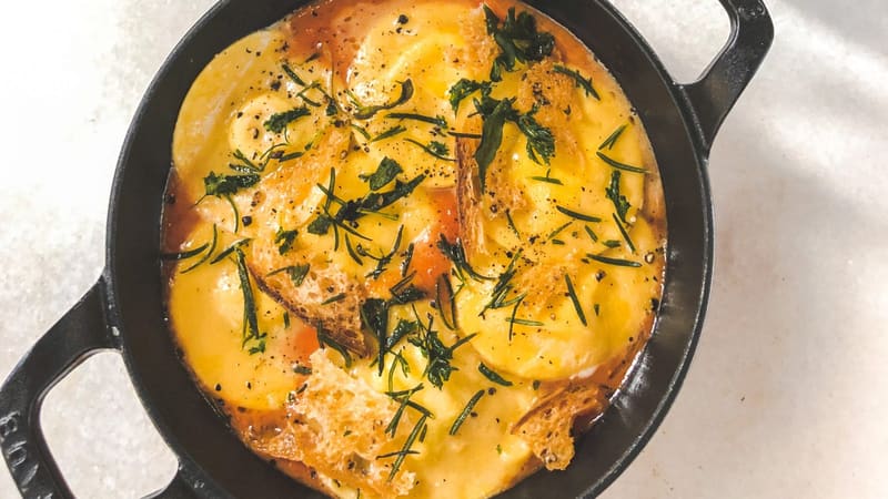 Ravióli de mozzarela de búfala, pomodoro fresco, ervas fritas e lascas de baguete. Um dos pratos do 1929 | Foto: Paula Falcão