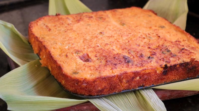 Pamonha assada de sal, recheada com queijo e linguiça | Foto: Carla Falcão