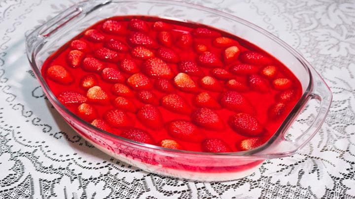 Torta de morango com gelatina, servida na travessa. Receita é fácil de fazer e muito gostosa | Foto: Carla Falcão