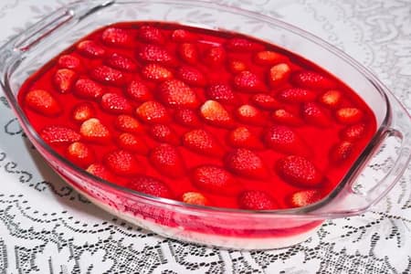 Como fazer uma maravilhosa torta de morango com gelatina