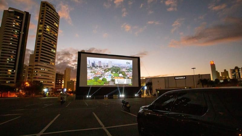 Foto da inauguração do Drive Gyn, nesta quinta-feira (18/6). Cinema drive-in tem tela de 14 metros de altura e 24 metros de largura, com projetor em 4k | Foto: Divulgação