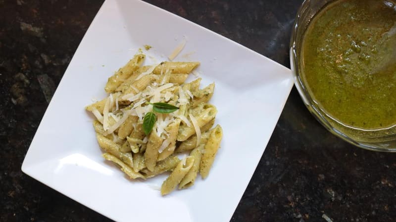 Receita de penne ao pest é simples e perfeita para ocasiões especiais. Nesta versão, molho leva castanha de caju | Foto: Carla Falcão