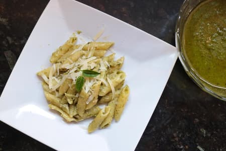 Macarrão com molho pesto de manjericão: receita fácil e sofisticada