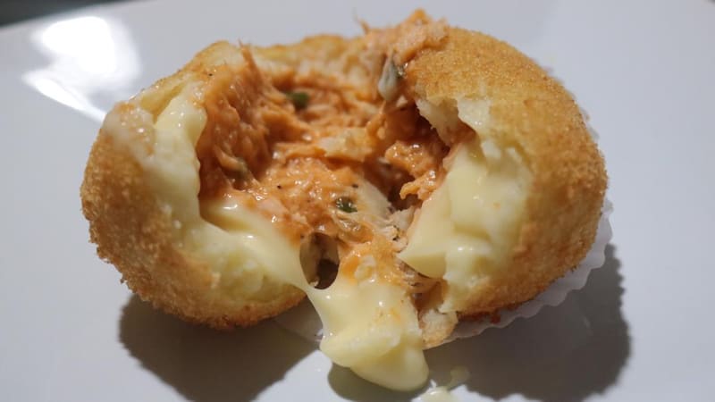 Coxinha de frango com catupiry da Lorena Tartuce. Local é famoso pelas coxinhas de bacon e carne de panela | Foto: Carla Falcão
