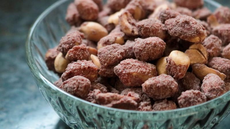 Receita fácil de amendoim doce para você ter esse petisco junino em casa o ano inteiro | Foto: Carla Falcão