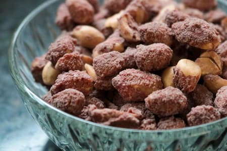 Amendoim doce com chocolate: receita junina para fazer o ano todo