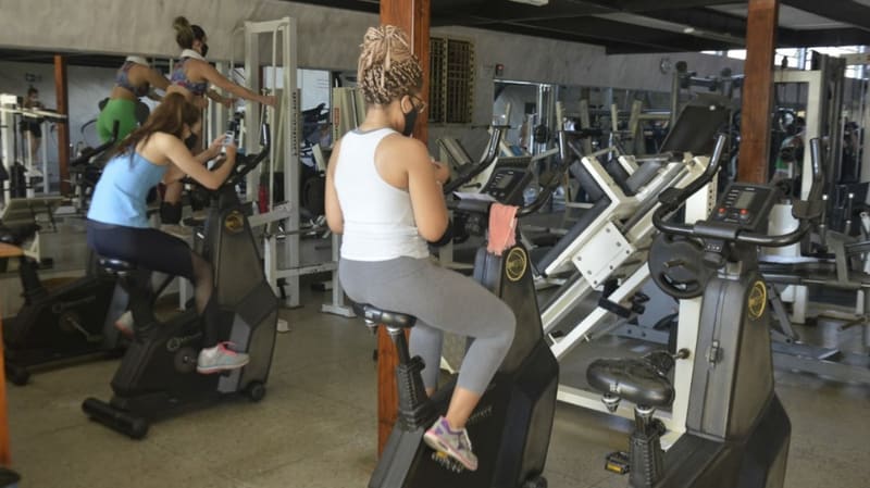 Academia em funcionamento na cidade de Aparecida de Goiânia. Estabelecimentos poderão funcionar, desde que obedeçam protocolos sanitários | Foto: Claudivino Antunes