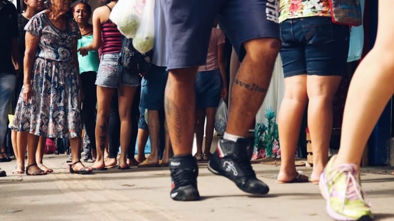 Pedestres na região da 44, em Goiânia. Mandado de segurança coletivo expedido na tarde desta quinta-feira foi proposto em conjunto pelo Fecomércio e Sindilojas | Foto: Dia Online