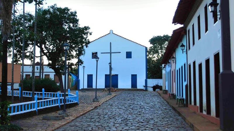 Vila Cenográfica de Santa Luzia, no Memorial do Cerrado, é uma reconstrução dos primeiros povoados de origem colonial portuguesa na região central do Brasil | Foto: Site  PUC Goiás