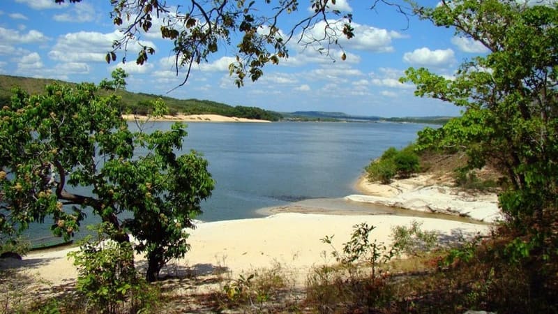 Decreto do governo de Goiás passa a valer a a partir desta quarta-feira. Multas podem variar de R$1 mil a R$500 mil para quem montar acampamento e estruturas em toda a extensão do rio  | Foto: Governo de Goiás