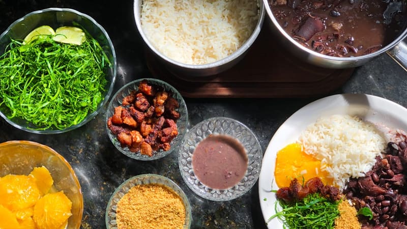 Uma bela foto de feijoada para abrir o apetite e dar mais vontade de ouvir sobre Gastronomia. Na matéria, dicas de 5 podcasts gastronômicos | Foto: Carla Falcão