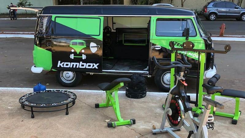 A Kombi que leva os equipamentos de treino da Kombox. Aulas acontecem de segunda a sábado e podem ser feitas em grupo de até quatro pessoas | Foto: Johny Cândido