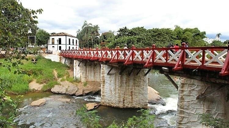 Ponte sobre o Rio das Almas, em Pirenópolis. Prefeitura proibiu acesso, banho e permanência nas margens do local | Foto: Dia Online