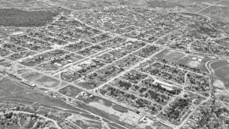 Foto aérea de Goiânia em 1951. Imagem foi postada pelo perfil Goiânia do Passado e mostra a Antiga Estação Ferroviária da capital e o Estádio Olímpico | Foto: T. Jablonsky e S. Faissol/Goiânia do Passado