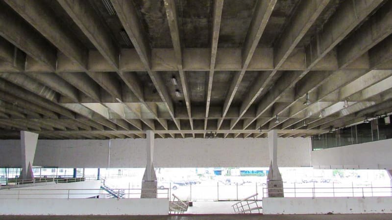 Pilares em forma de prisma e cobertura em concreto do Jóquei Clube de Goiás | Foto:  Carla Falcão