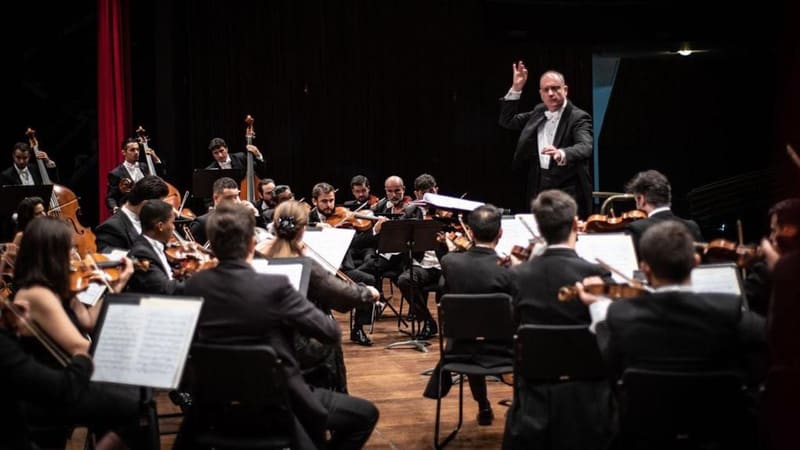 Orquestra Filarmônica de Goiás sob a regência de Neil Thomson. A partir de 2021, corpo sinfônico será gerido por Organização da Sociedade Civil | Foto: Rafaella Pessoa