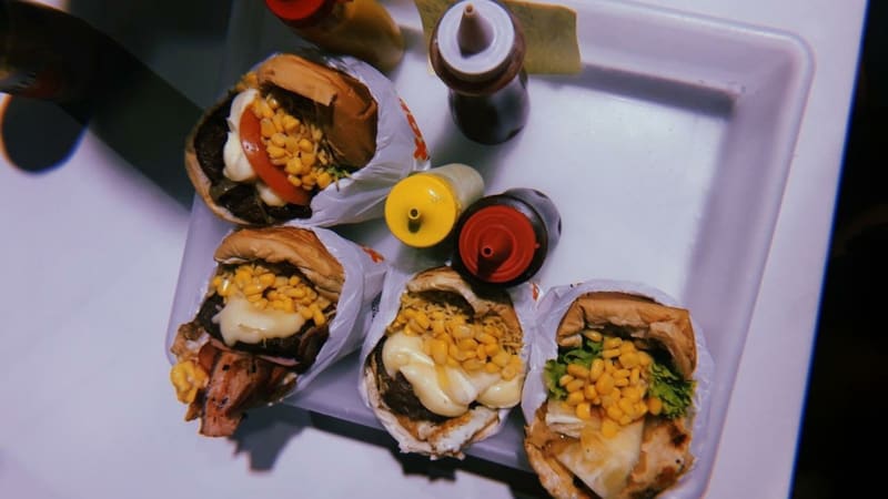 X-Tudo, Bacon Especial e outros sanduíches típicos de pit dogs. Estes locais, que já tinham lugar no coração dos goianos, agora podem se tornar patrimônio do estado| Foto: Carlos Freitas