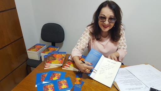 Lêda Selma é reconhecida com troféu Jaburu por sua obra como escritora e trabalho de gestora cultural | Foto: Reprodução/ Secult Goiás
