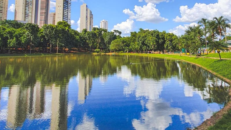 Lago do Parque Aeião, em Goiânia, é uma das principais atrações do local, que é ideal para fazer um piquenique, brincar com as crianças e passear com seu pet | Foto: Carlos Freitas