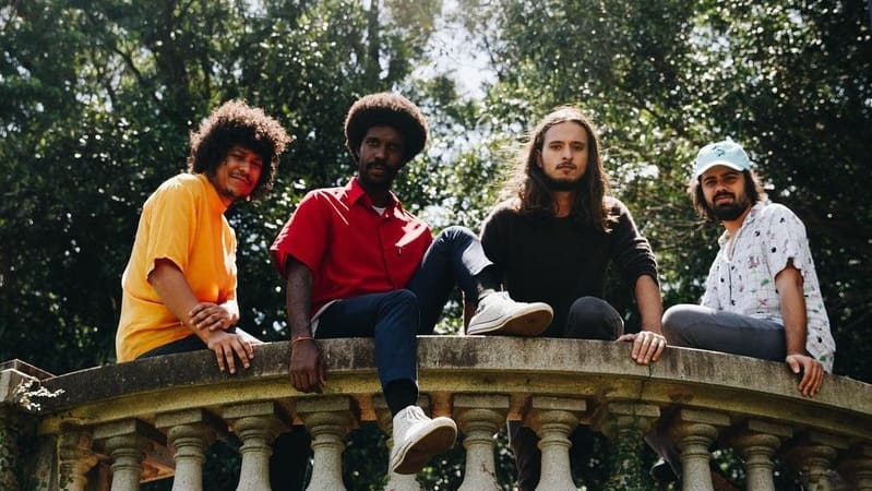 Banda goiana Boogarins é um dos principais nomes do Aldeia Sesc de Artes 2020, que terá shows, espetáculos e workshops, de 25 a 29 de novembro, tudo gratuito | Foto: Instagram Boogarins