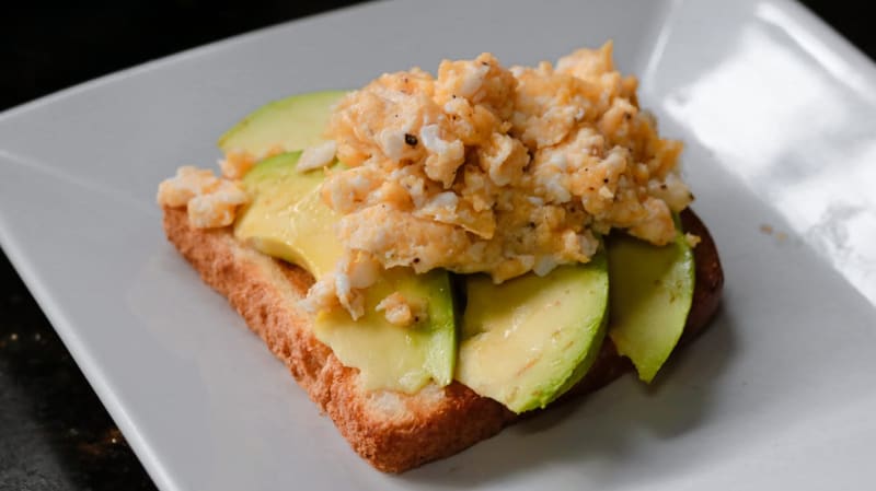 Avocado Toast feita de forma bem simples, com abacate e ovo mexido. Receita é uma delícia | Foto: Carla Falcão