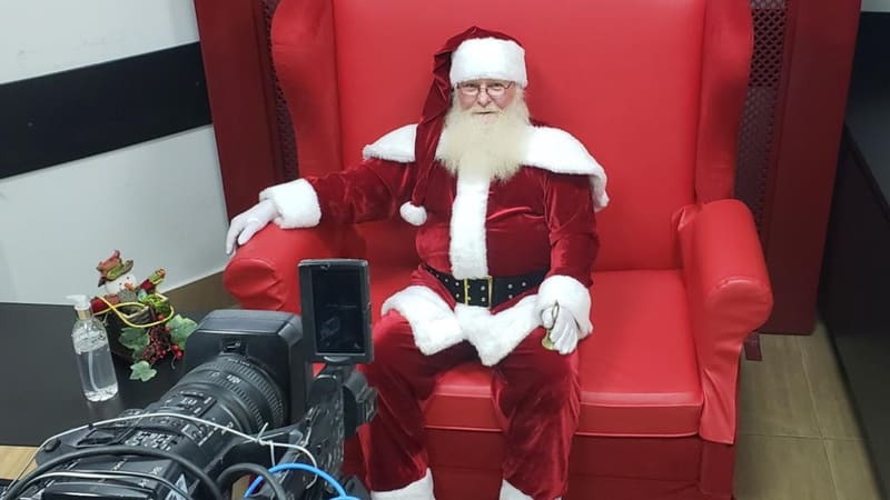 Papai Noel já está preparado com sua câmera para começar a atender crianças e famílias nos bate-papos virtuais | Foto:  Divulgação/ Goiânia Shopping