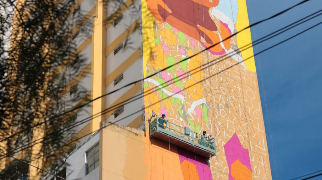 Manifesto Urbano: Centro de Goiânia ganha mural gigante de Wes Gama