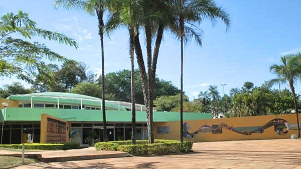 Biblioteca Marieta Telles Machado está passando por reforma, que pode ser entregue ainda em 2020. Praça Universitária, onde se localiza, passou por requalificação | Foto: Prefeitura de Goiânia